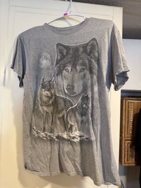 DOM Gray Wolf Graphic Tee size medium 3:30